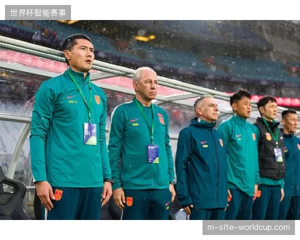 中国男足晋级之路挑战巨大，面对日澳沙三支亚洲顶级强队需制定务实的防守反击策略